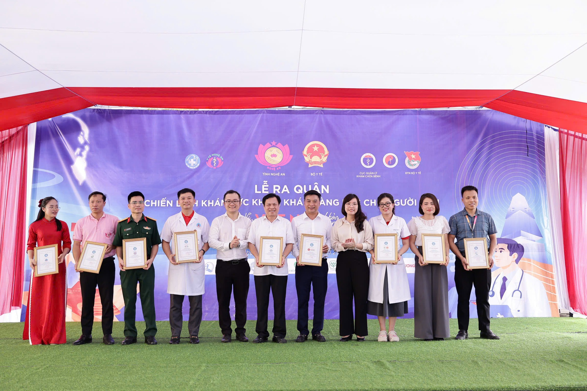 Đại diện Ban Tổ chức trao thư cảm ơn các đơn vị đồng hành cùng chương trình.