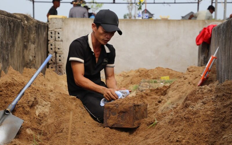 Gần một thập kỷ đưa những ngôi mộ bị lãng quên về ‘mái nhà’ chung