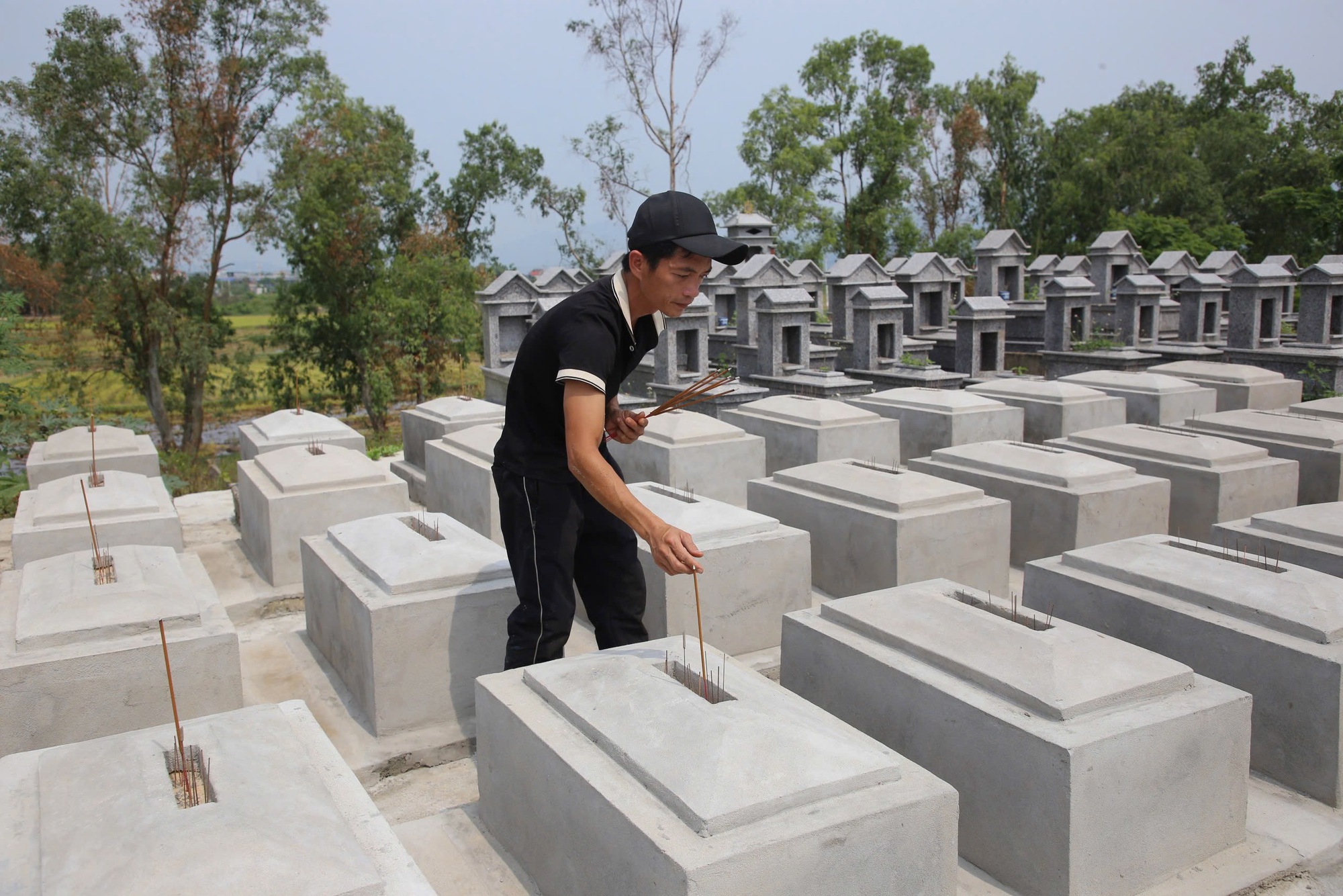 img9596-1779353887283723855396 Gần một thập kỷ đưa những ngôi mộ bị lãng quên về 'mái nhà' chung- Ảnh 6.
