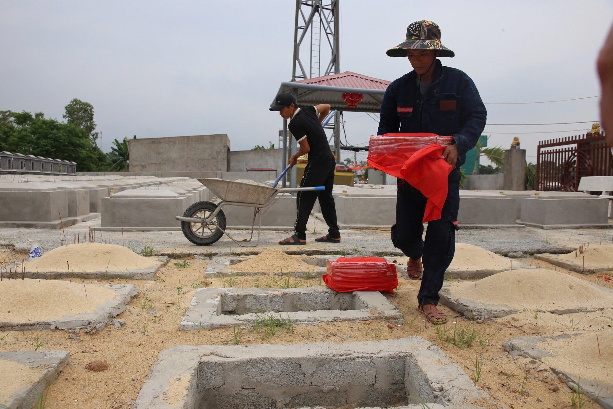img9598-17793538854181694131554 Gần một thập kỷ đưa những ngôi mộ bị lãng quên về 'mái nhà' chung- Ảnh 5.