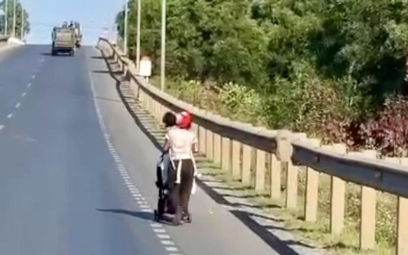 Ngành Y tế Quảng Trị lên tiếng vụ người phụ nữ cùng 2 cháu bé đi bộ giữa nắng nóng gay gắt