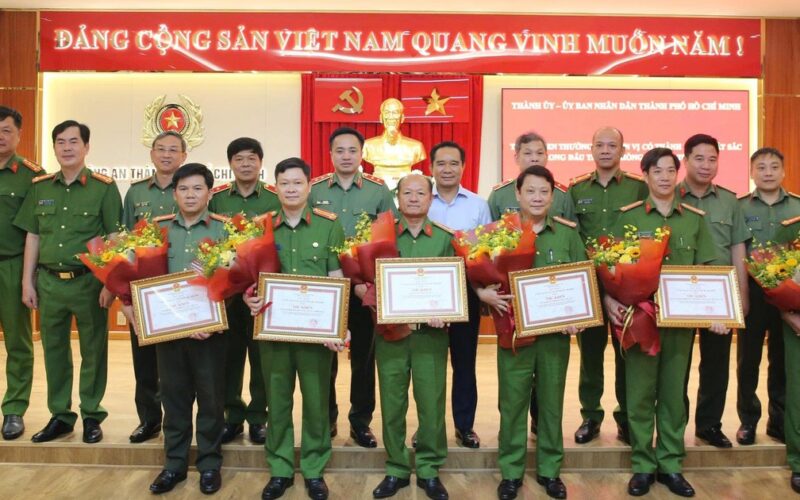 Chủ tịch UBND TPHCM khen thưởng Ban chuyên án phá nhanh vụ nổ súng do 2 người nước ngoài gây án