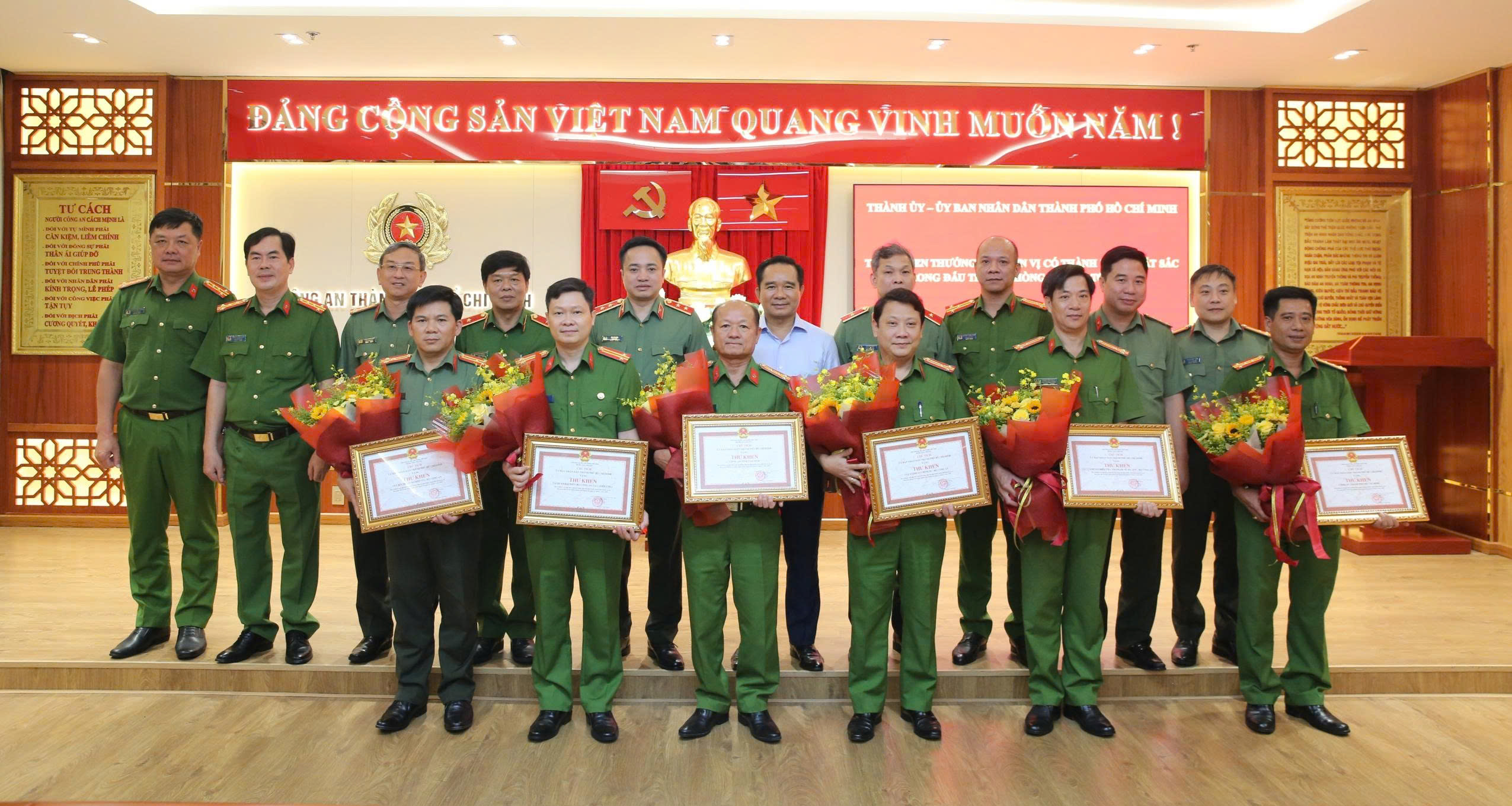 Chủ tịch UBND TPHCM khen thưởng Ban chuyên án phá nhanh vụ nổ súng do 2 người nước ngoài gây án- Ảnh 2.