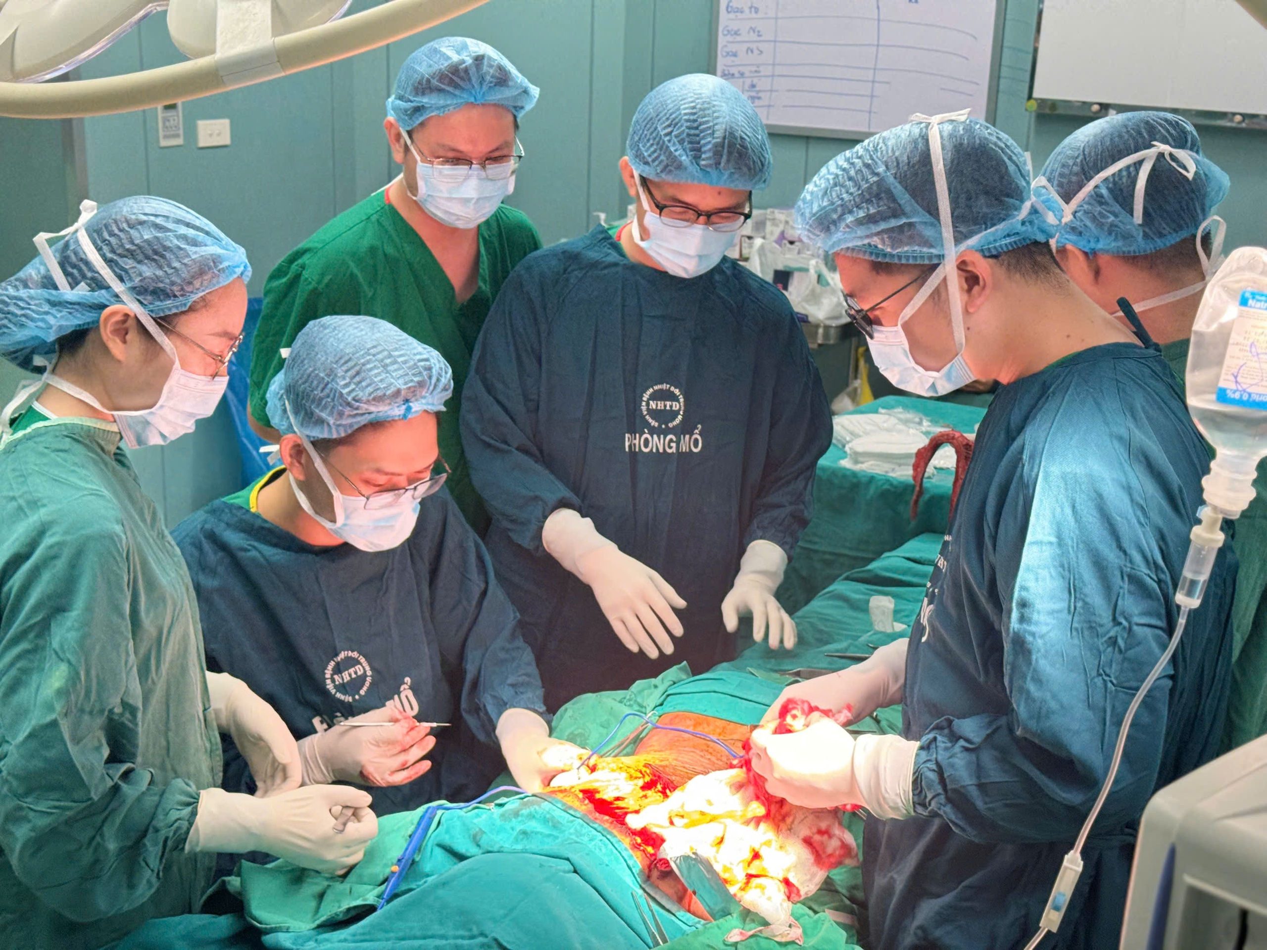 Hành trình phẫu thuật khối u hắc tố tại bệnh viện: Câu chuyện cảm động của bé trai 7 tuổi - Ảnh 3.