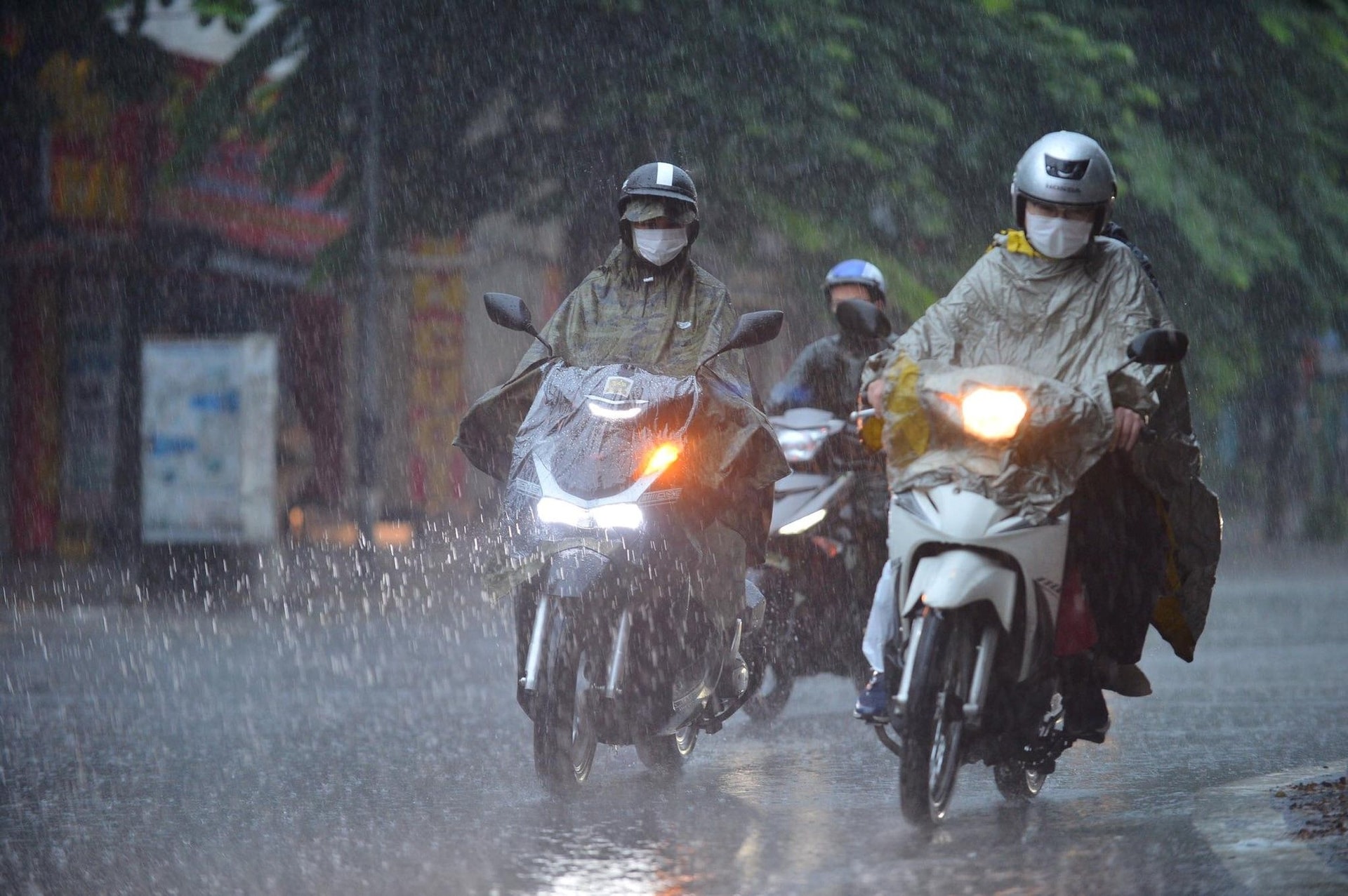 Miền Bắc kết thúc nắng nóng, mưa dông kèm nguy cơ lốc sét- Ảnh 1.