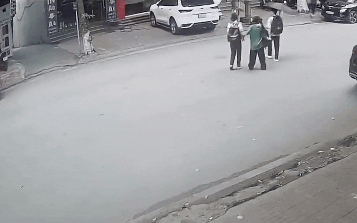 Video nam sinh viên gặp nạn vì lỗi nhiều người đi bộ vẫn mắc khi sang đường