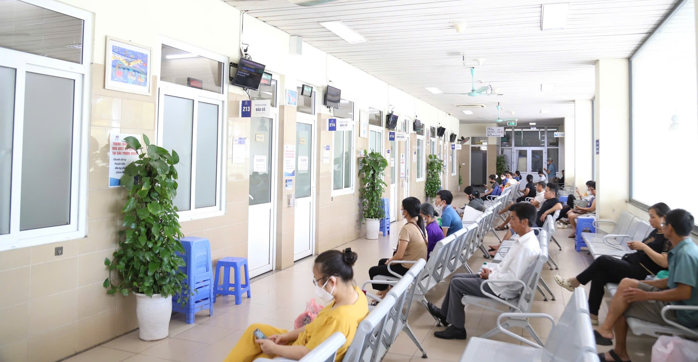 Tăng bàn khám, mở cửa từ 5 giờ sáng... để giảm áp lực cho bệnh nhân ung thư ngày nắng nóng- Ảnh 1.
