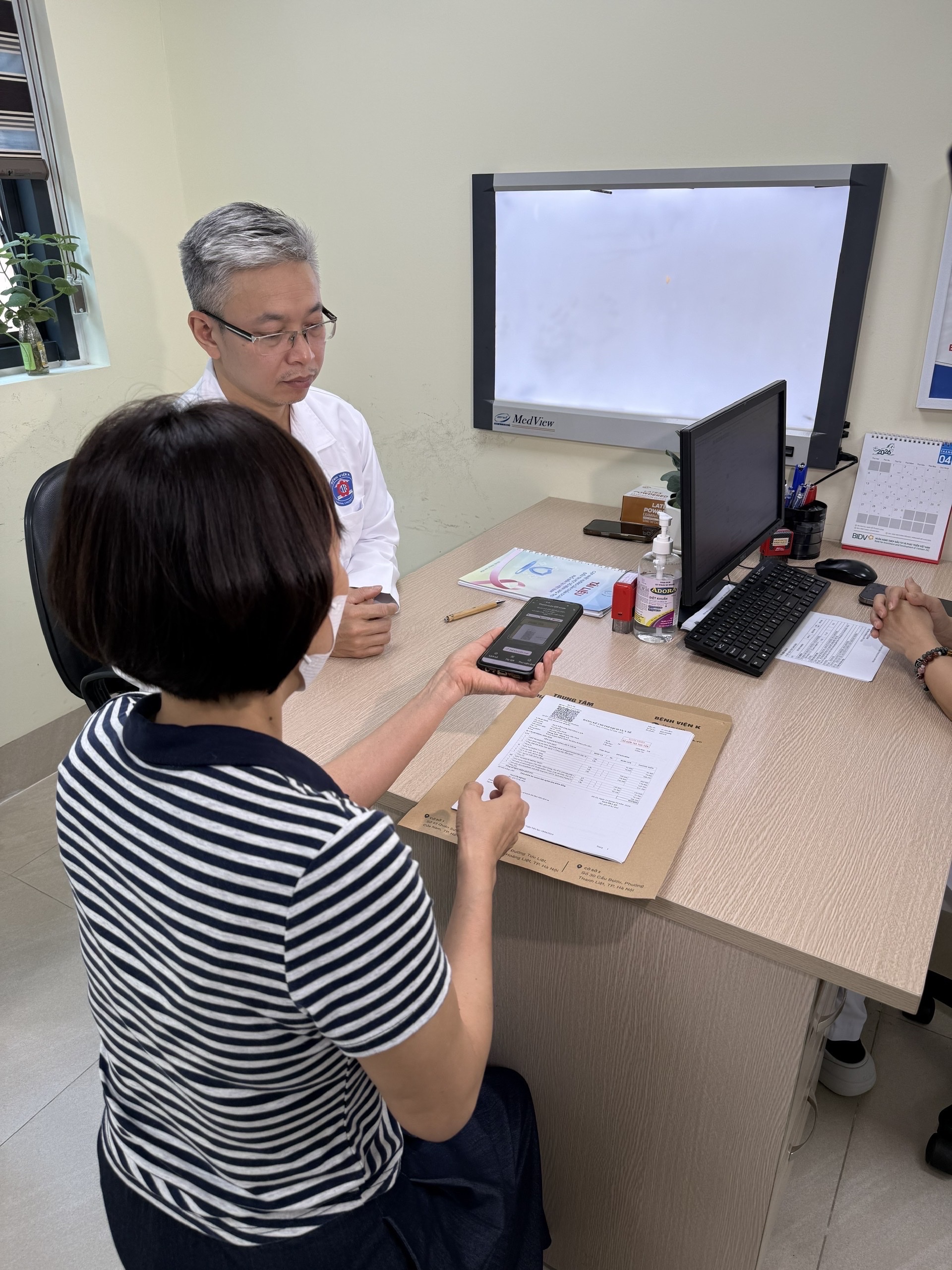 Tăng bàn khám, mở cửa từ 5 giờ sáng... để giảm áp lực cho bệnh nhân ung thư ngày nắng nóng- Ảnh 2.