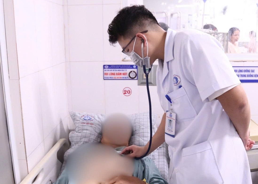 Làm việc giữa trời nắng gắt, nhiều người nhập viện cấp cứu vì sốc nhiệt- Ảnh 1.