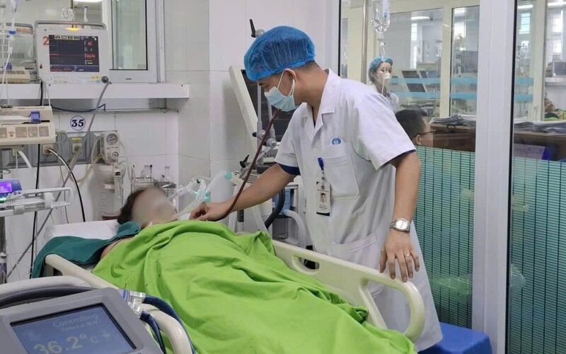 Làm việc giữa trời nắng gắt, nhiều người nhập viện cấp cứu vì sốc nhiệt