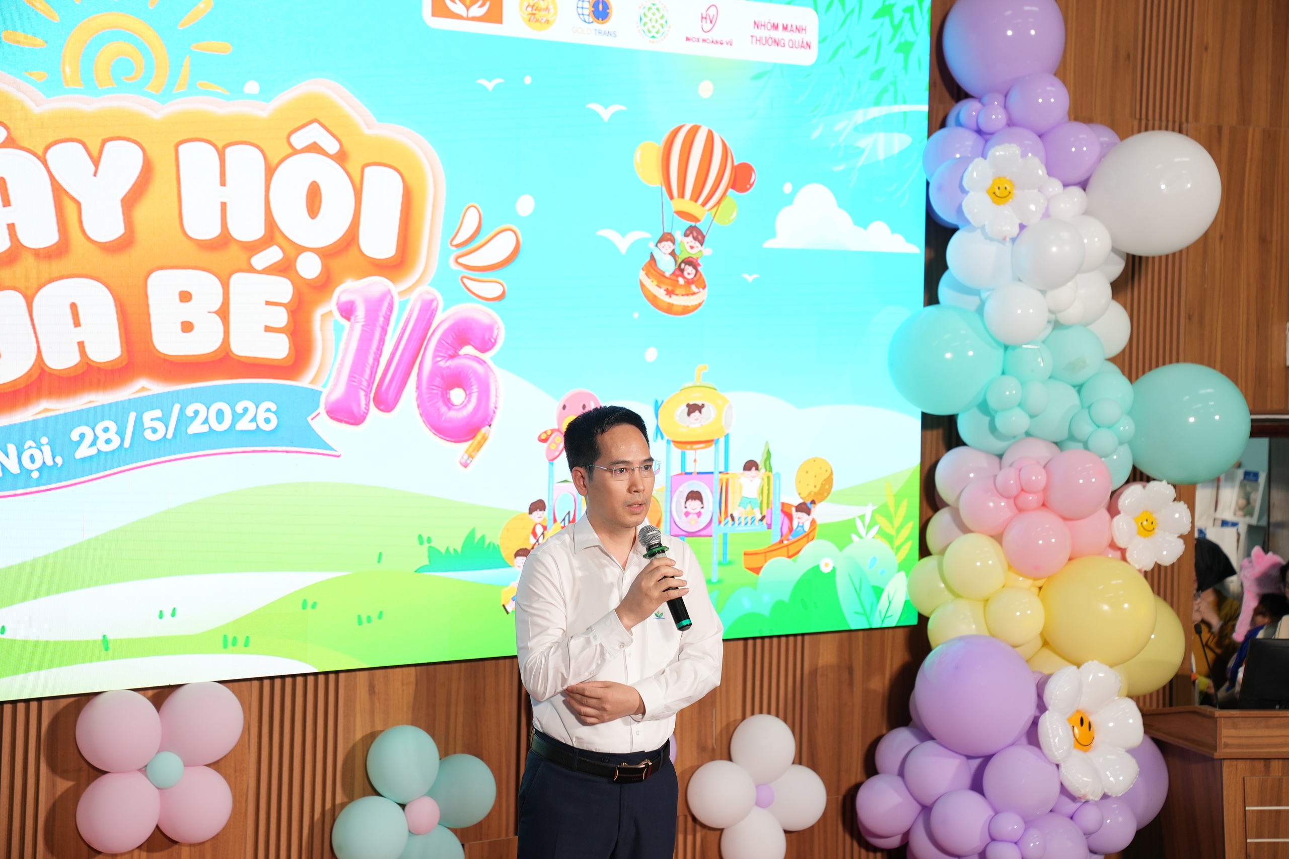 Mang Tết Thiếu nhi đủ đầy đến với những em nhỏ đang điều trị trong bệnh viện- Ảnh 1.