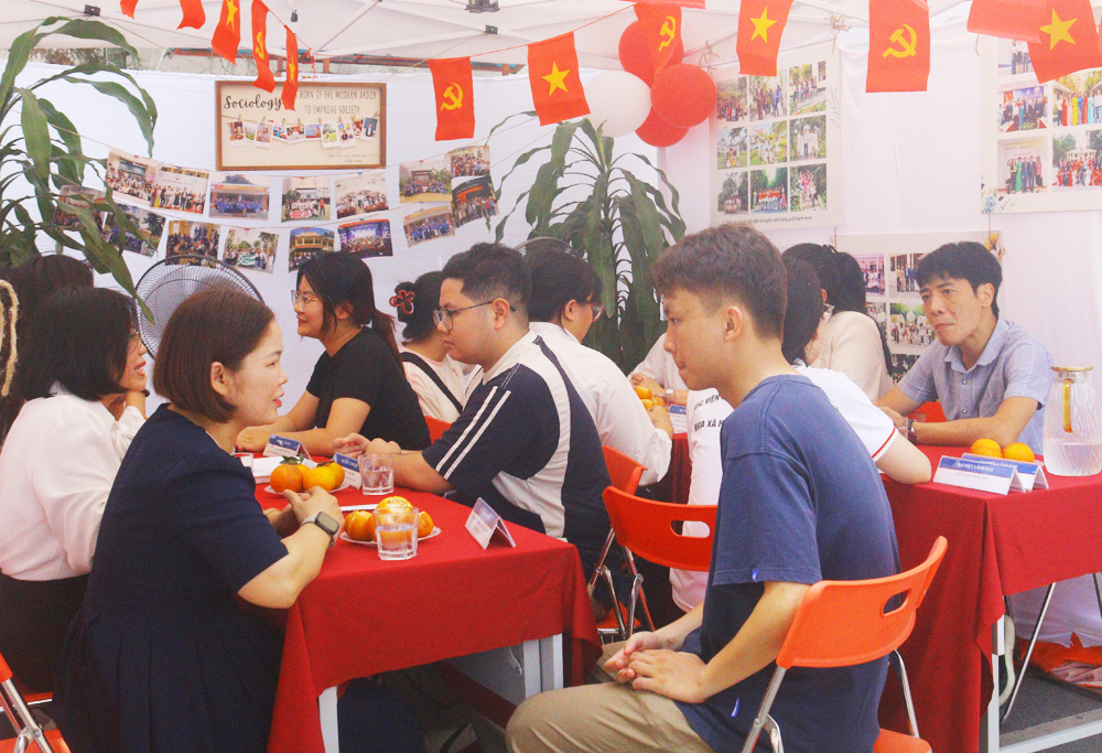 Hàng nghìn sinh viên hào hứng tìm kiếm cơ hội nghề nghiệp tại AJC Job Fair 2026- Ảnh 2.