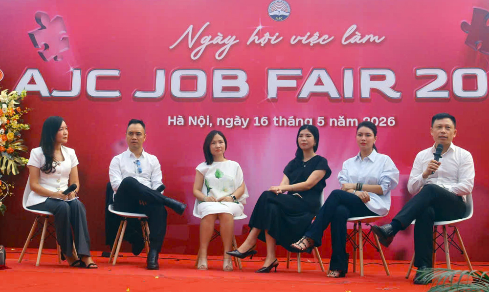 Hàng nghìn sinh viên hào hứng tìm kiếm cơ hội nghề nghiệp tại AJC Job Fair 2026- Ảnh 1.
