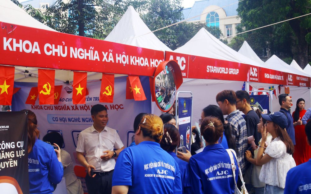 Hàng nghìn sinh viên hào hứng tìm kiếm cơ hội nghề nghiệp tại AJC Job Fair 2026- Ảnh 3.