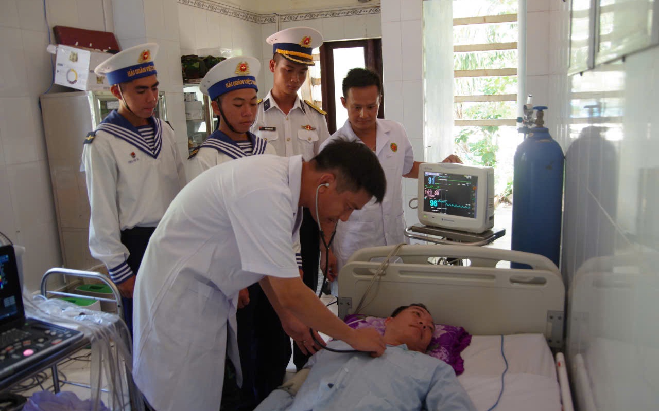 Tàu Trường Sa 20, Lữ đoàn 955 đưa ngư dân bị nhiễm trùng đường ruột vào bờ an toàn- Ảnh 5.