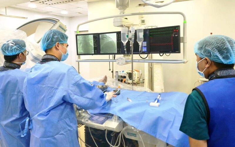 Hút thuốc lá nhiều năm, người đàn ông 45 tuổi suýt tử vong vì tắc cùng lúc 2 mạch vành nuôi tim