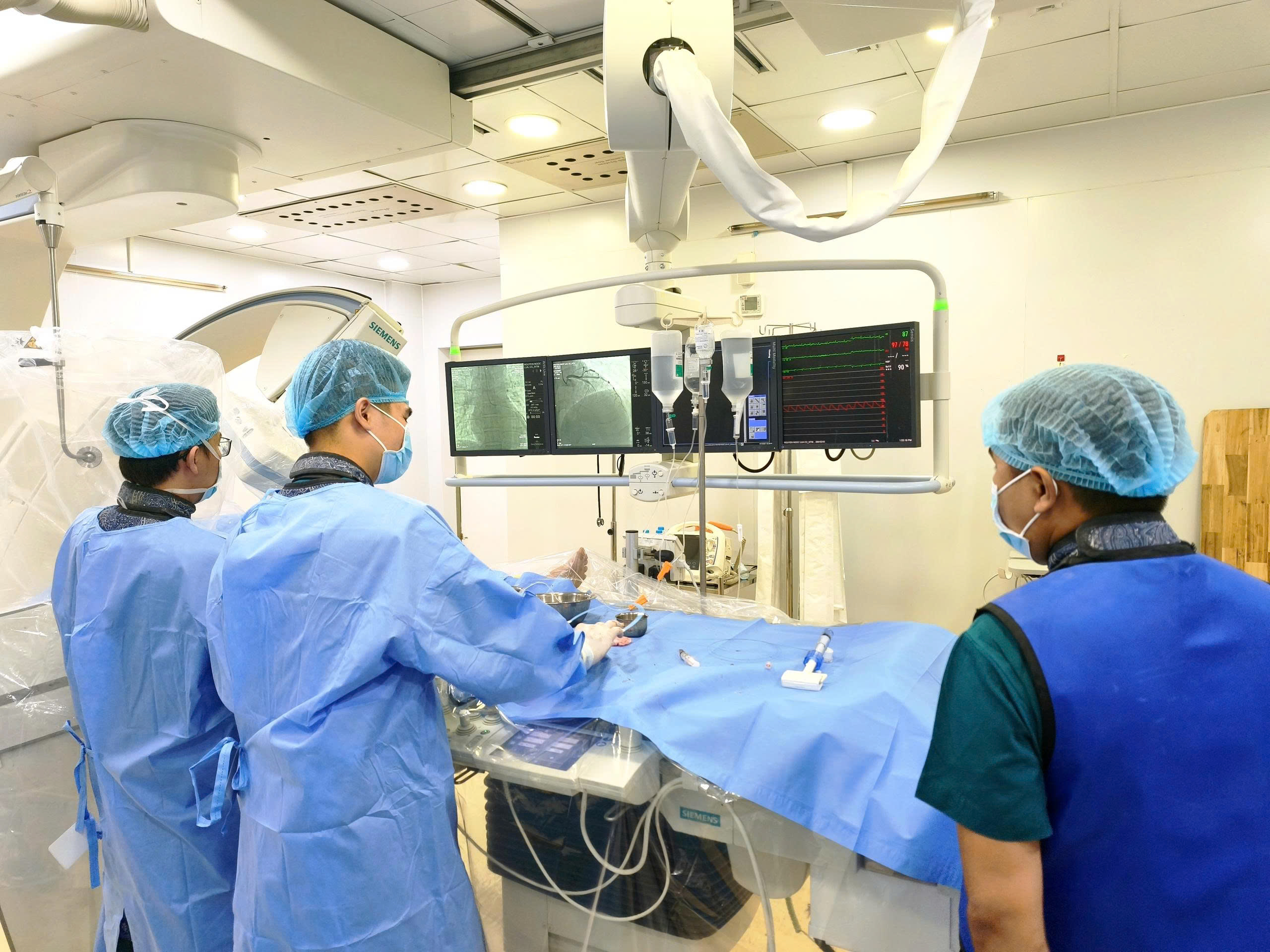 Hút thuốc lá nhiều năm, người đàn ông 45 tuổi suýt tử vong vì tắc cùng lúc 2 mạch vành nuôi tim- Ảnh 1.