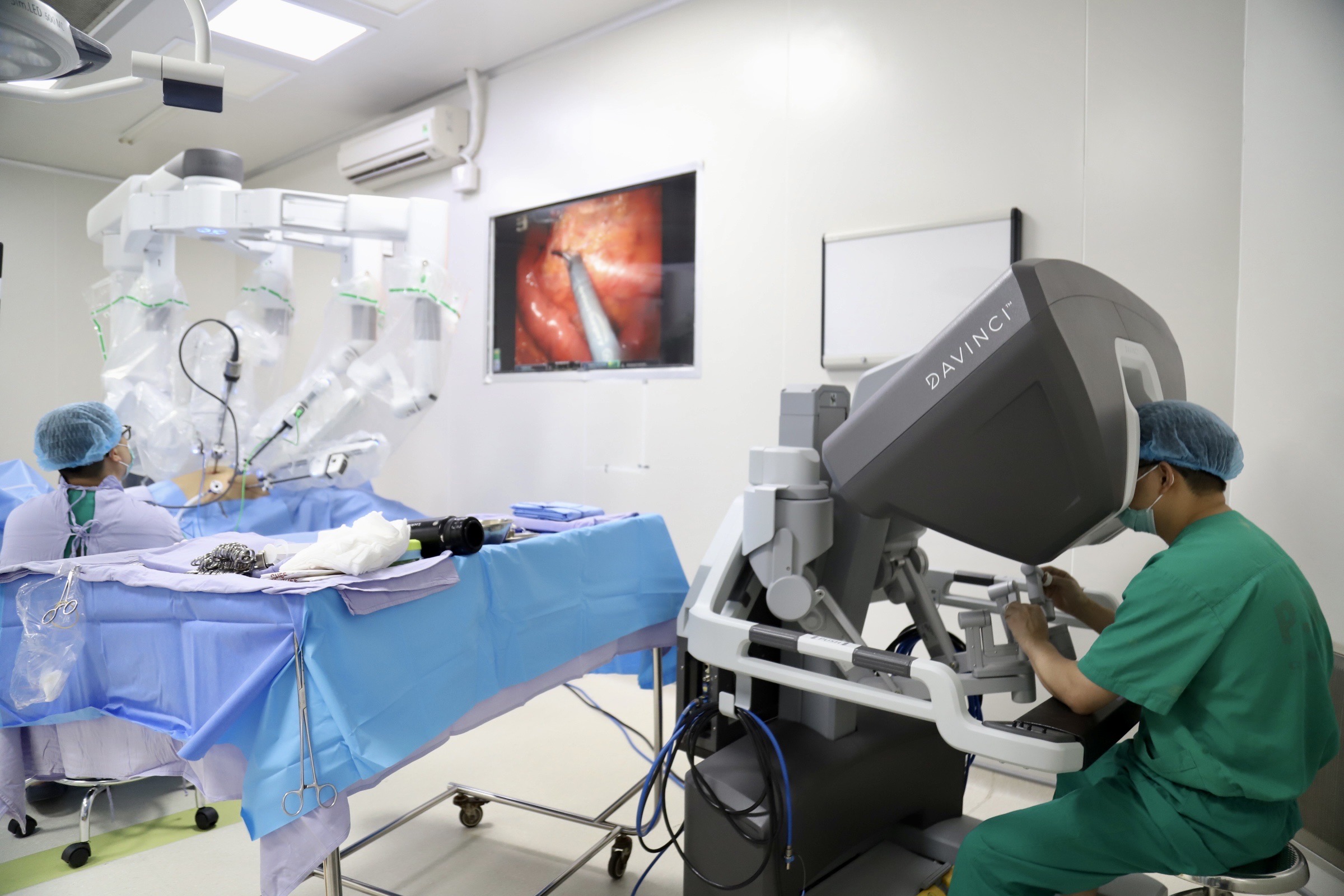 Chủ quan với dấu hiệu đi ngoài ra máu, người đàn ông 42 tuổi 'sốc' vì ung thư trực tràng- Ảnh 1.