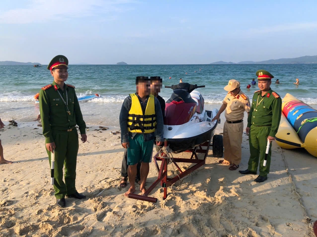 rgy34y44-17791934022451495276469 Xử phạt hàng loạt phương tiện mô tô nước vi phạm- Ảnh 2.