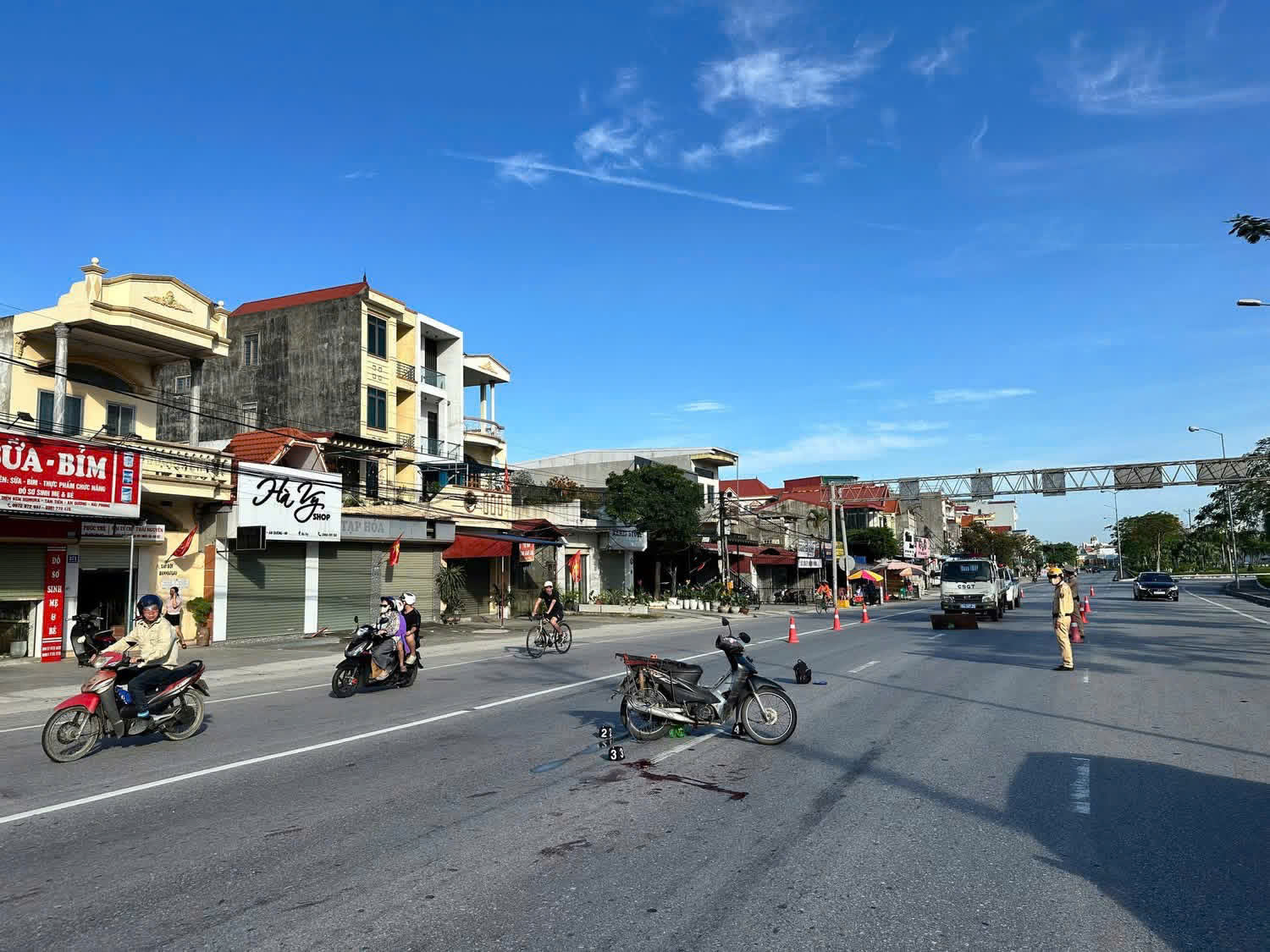 1 ngày, 2 người tử vong vì sang đường kiểu 'tiện đâu băng đó'- Ảnh 2.