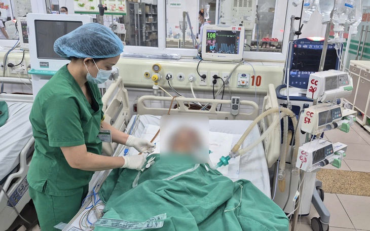 Rút 2,5 lít dịch màng phổi cứu nam bệnh nhân xơ gan suýt mất mạng vì thuốc Nam- Ảnh 1.