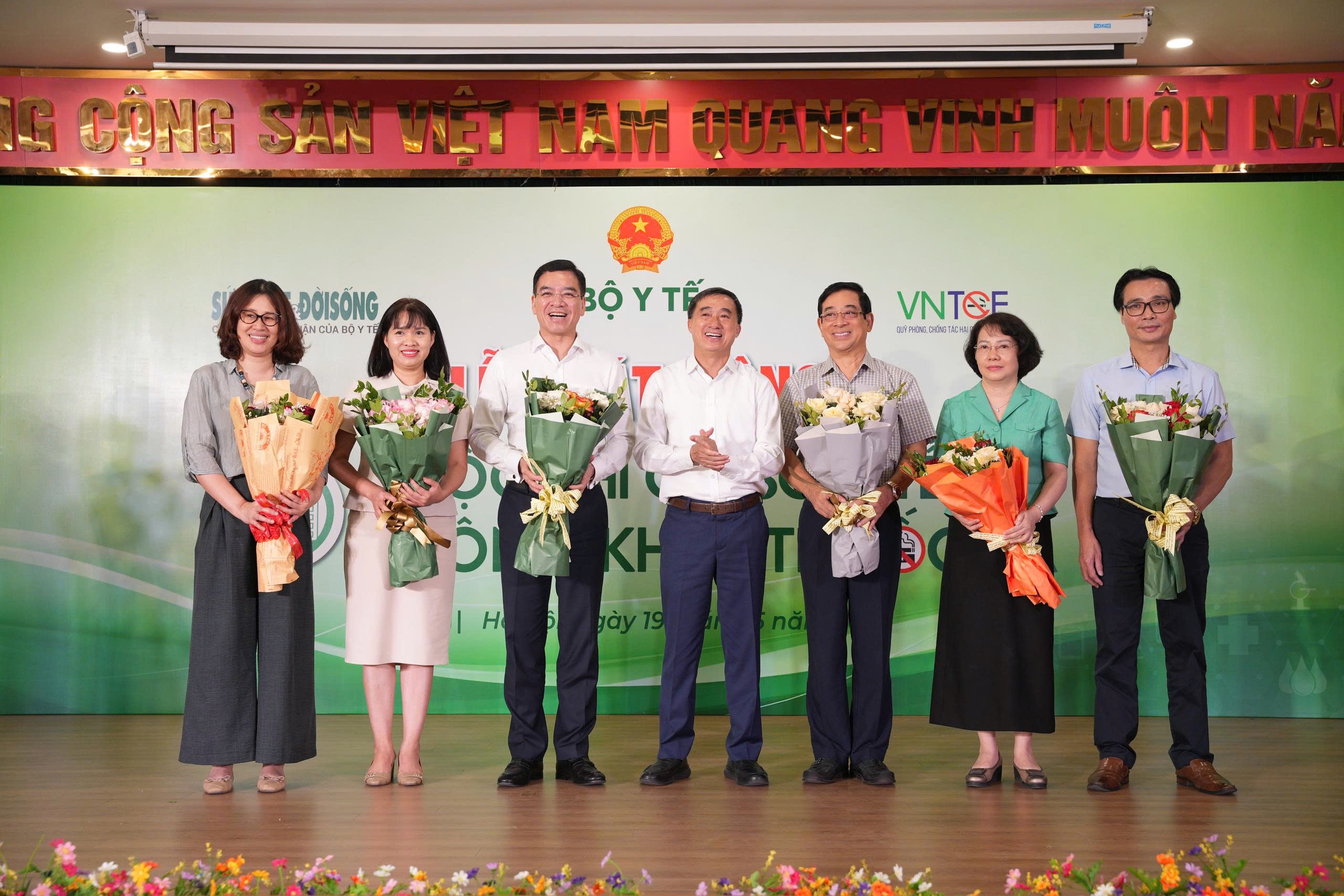Thứ trưởng Trần Văn Thuấn: Xây dựng cơ sở y tế không khói thuốc không phải phong trào nhất thời, càng không thể dừng lại ở khẩu hiệu- Ảnh 3.