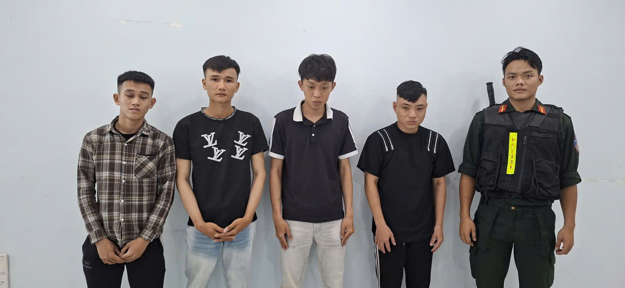 Khởi tố, bắt tạm giam 4 thanh niên dùng dao, vỏ chai bia đánh người gây thương tích- Ảnh 1.