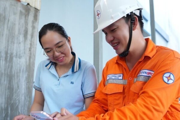 TPHCM yêu cầu tiết kiệm điện mạnh hơn trong mùa nắng nóng, khuyến khích lắp điện mặt trời mái nhà
