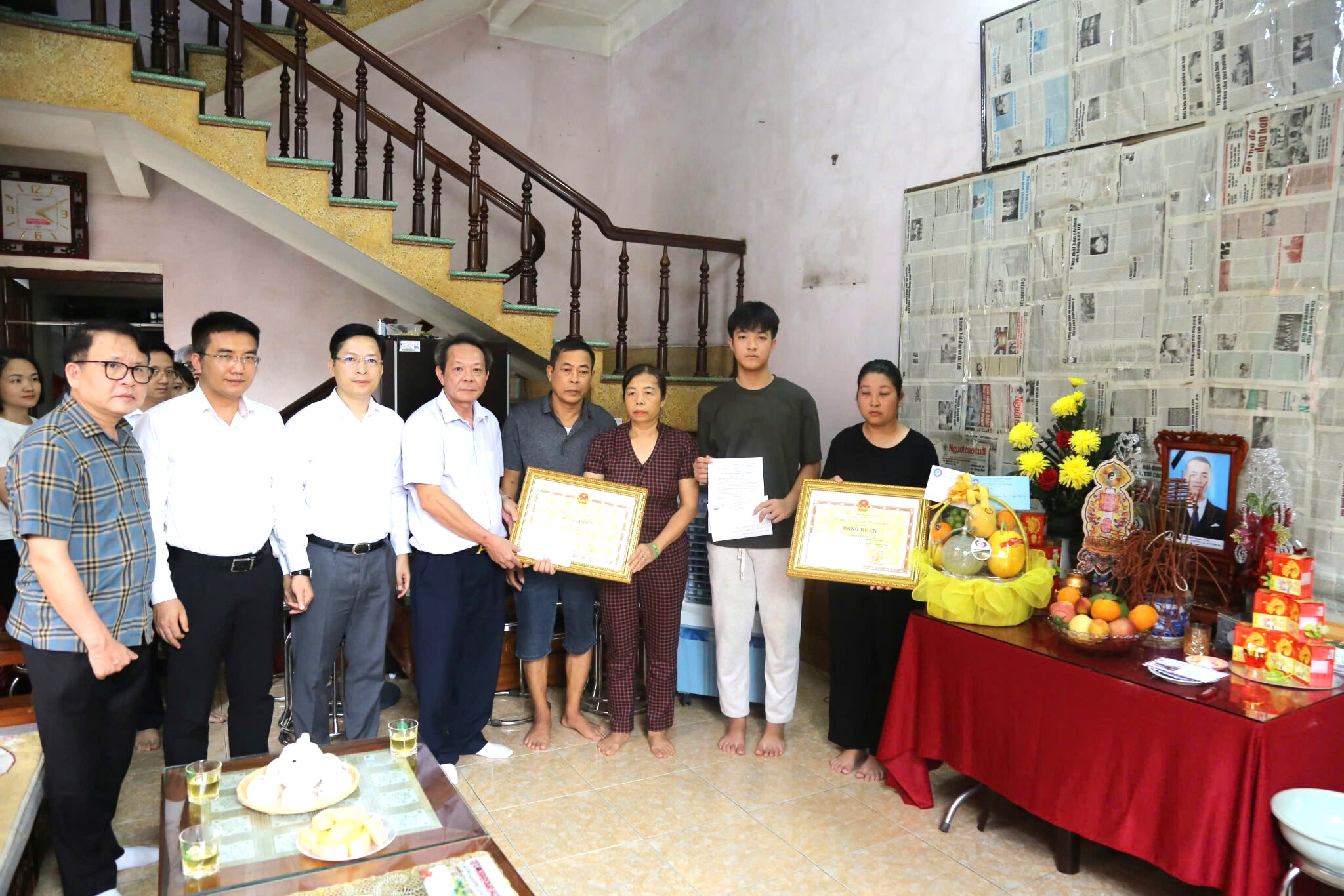 Trao bằng khen cho cá nhân, gia đình có nghĩa cử hiến tạng cứu người - Ảnh 1.