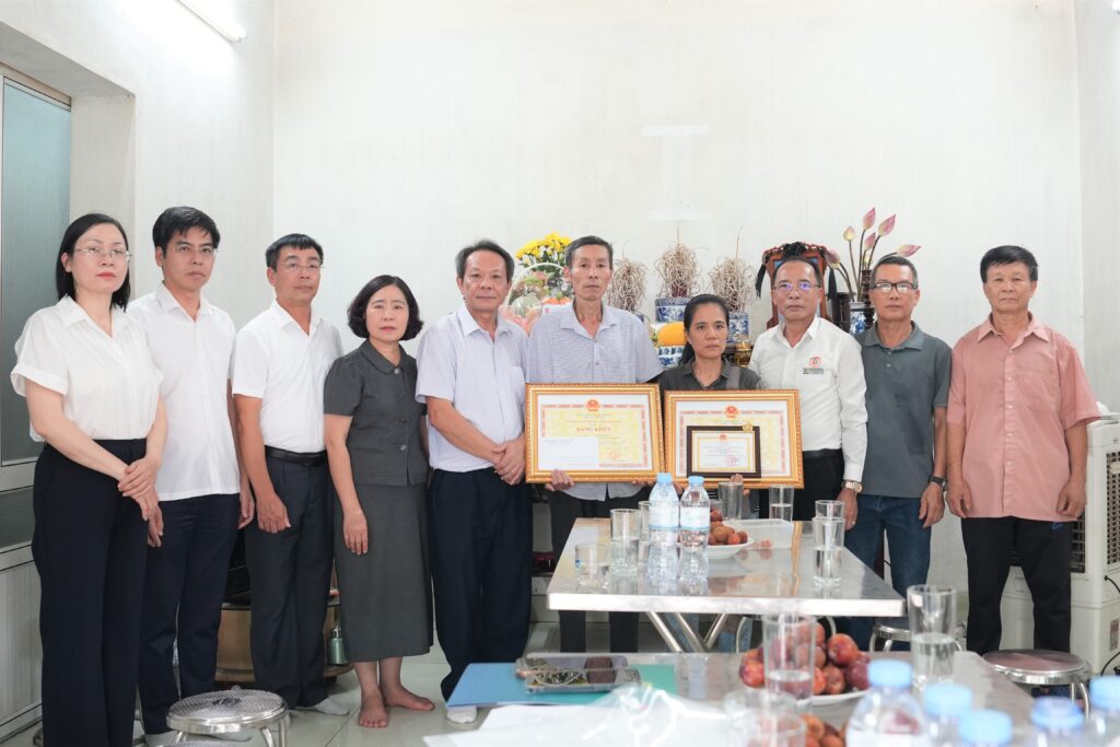 Trao bằng khen cho cá nhân, gia đình có nghĩa cử hiến tạng cứu người - Ảnh 2.