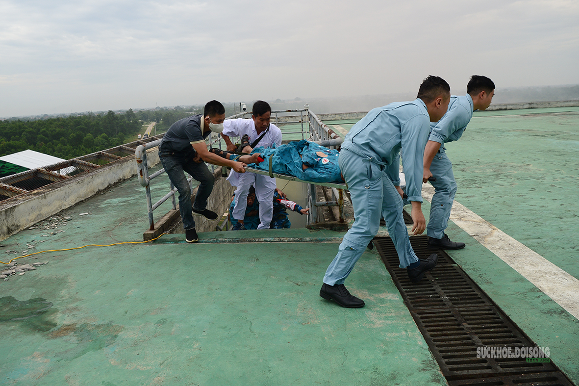 Không quân 916 diễn tập đưa nạn nhân rời nóc nhà cao tầng bằng trực thăng- Ảnh 3.