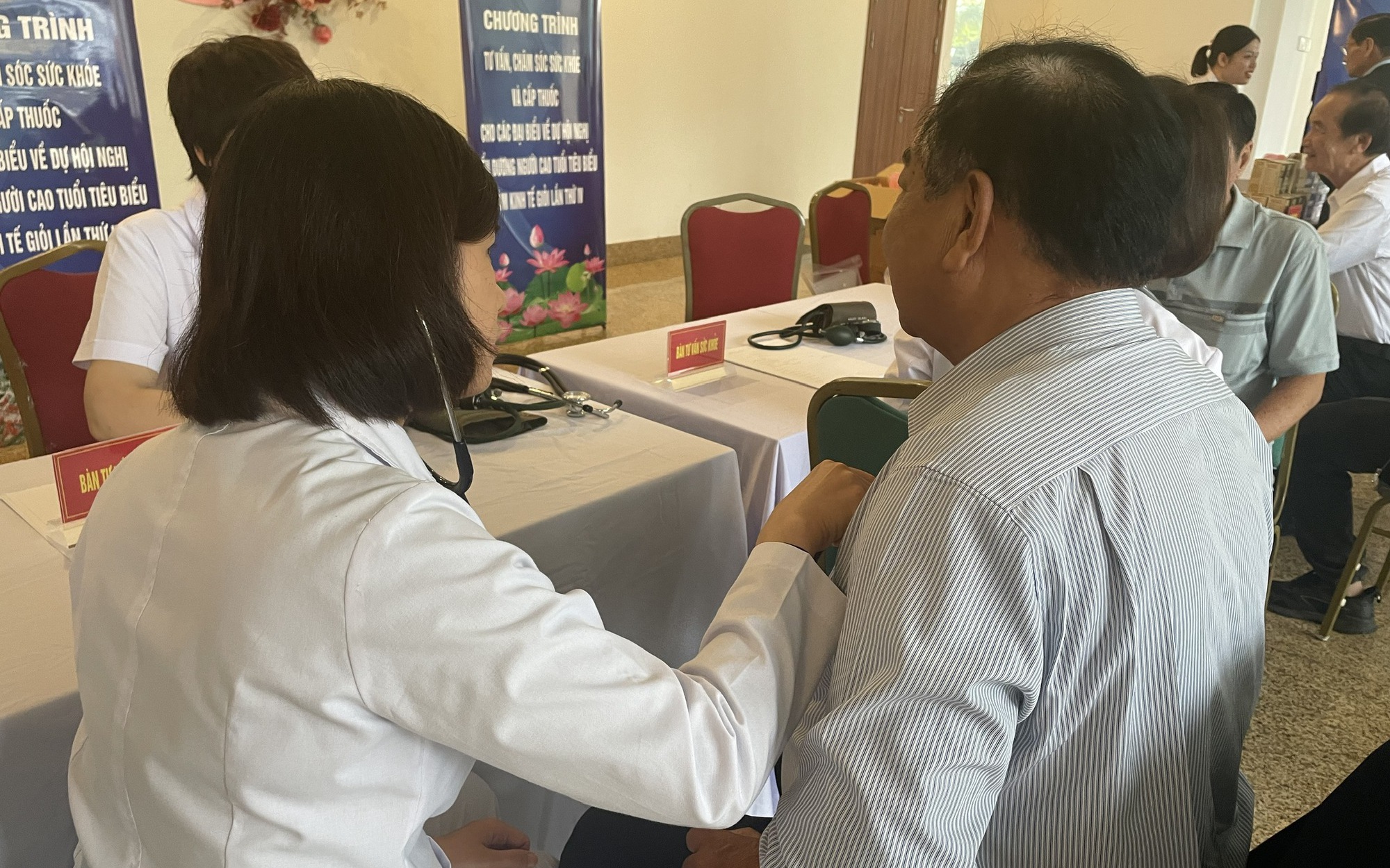 350 người cao tuổi được các bác sĩ Bệnh viện Quân y 354 thăm khám, cấp phát thuốc miễn phí