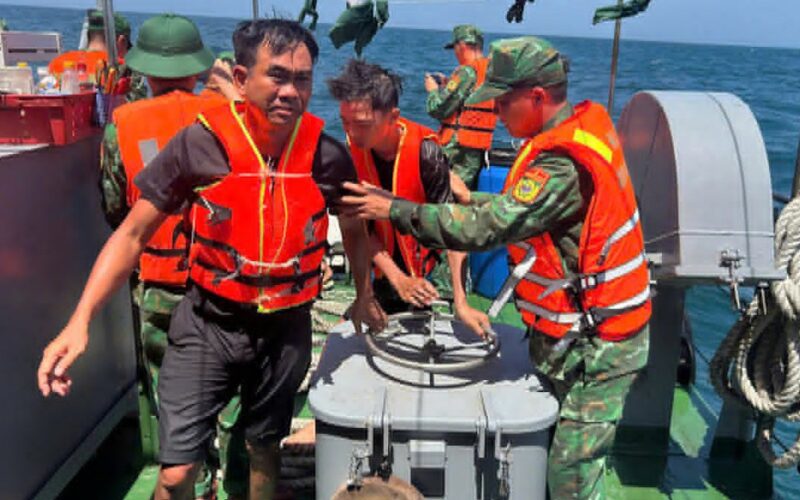 Cứu thành công 11 thuyền viên vụ đắm tàu tại vùng biển Bạch Long Vĩ