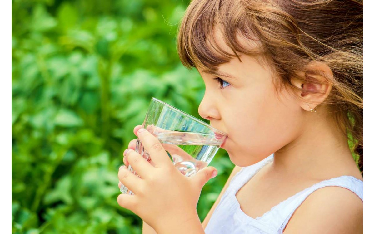 'Giải nhiệt' mùa hè đúng cách cho học sinh: Uống gì thay trà sữa, nước ngọt có gas?- Ảnh 1.