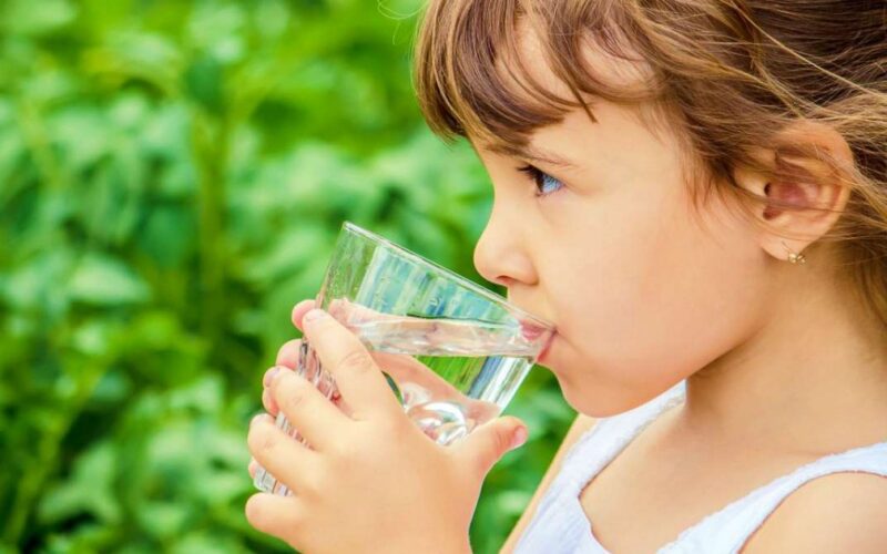 ‘Giải nhiệt’ mùa hè đúng cách cho học sinh: Uống gì thay trà sữa, nước ngọt có gas?
