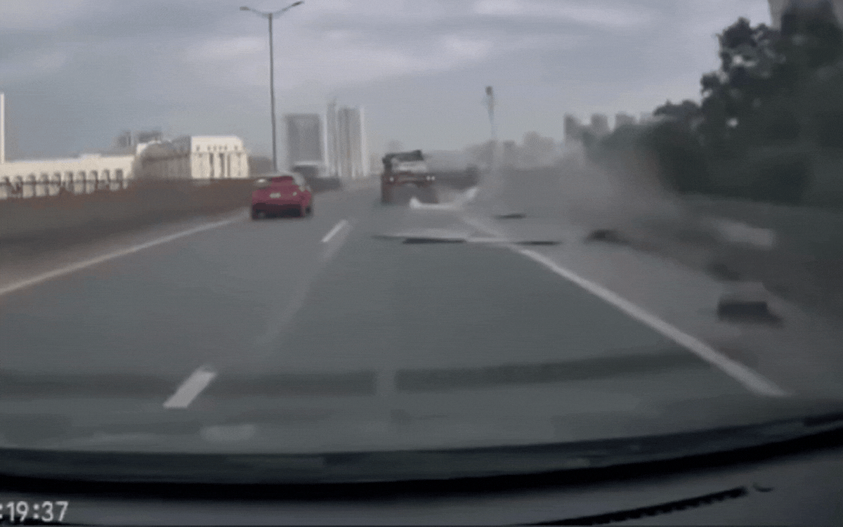 Video xe đầu kéo làm rơi hàng trên Vành đai 3, ô tô phía sau suýt gặp họa- Ảnh 2.