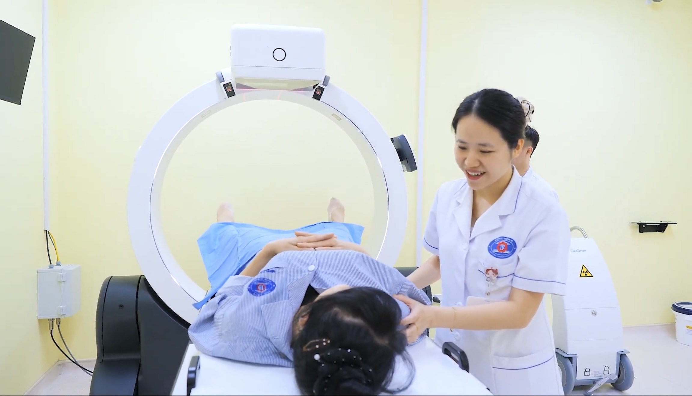 Tăng bàn khám, mở cửa từ 5 giờ sáng... để giảm áp lực cho bệnh nhân ung thư ngày nắng nóng- Ảnh 6.