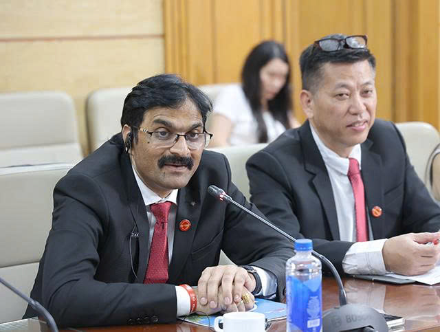Bộ trưởng Bộ Y tế Đào Hồng Lan tiếp, làm việc với Lãnh đạo cấp cao Tập đoàn Hetero Labs Limited, Ấn Độ
- Ảnh 3.