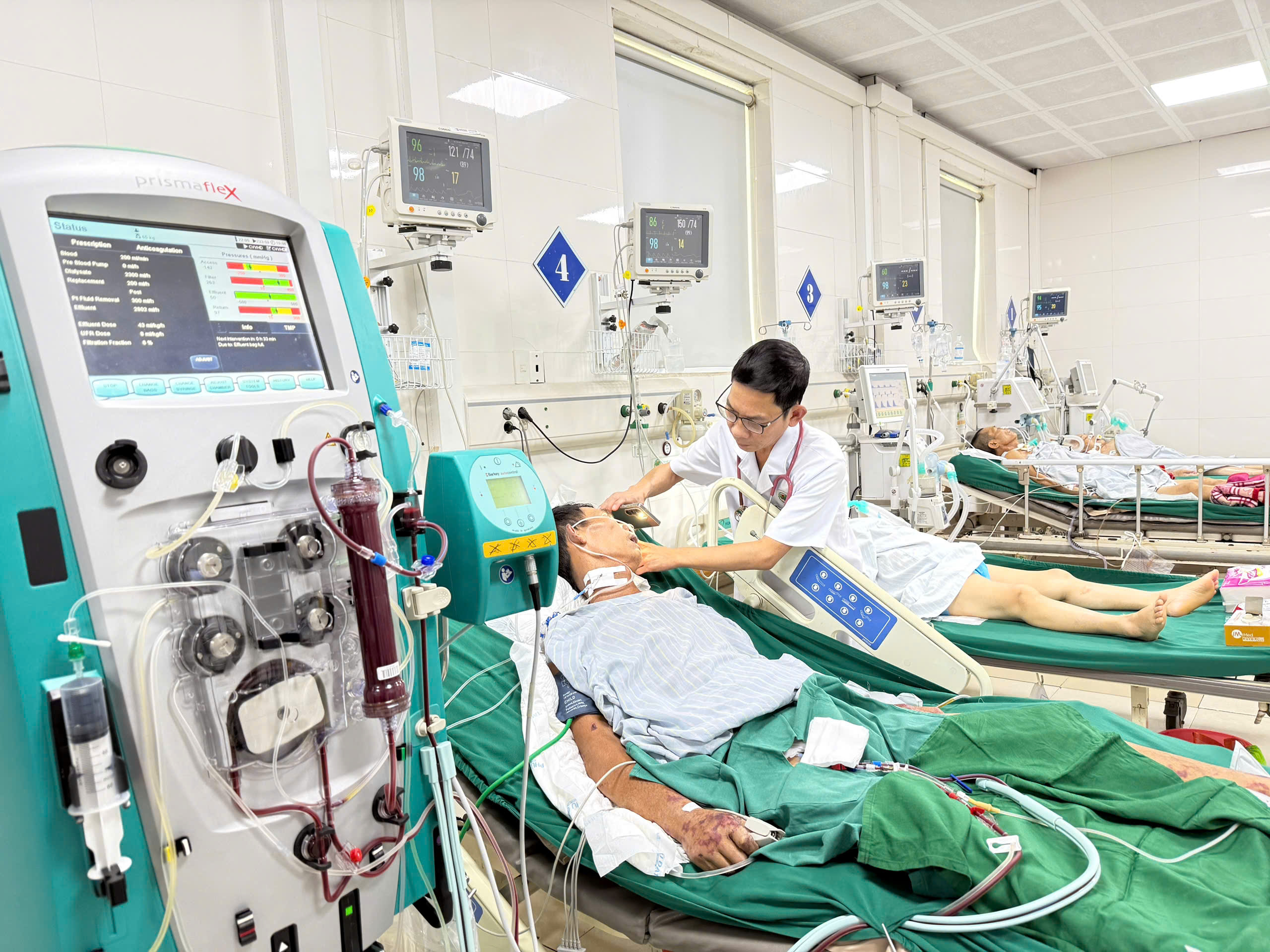Bác sĩ Ngô Nam Hải, Trưởng khoa HSTC-CĐ kiểm tra sức khỏe bệnh nhân M.
