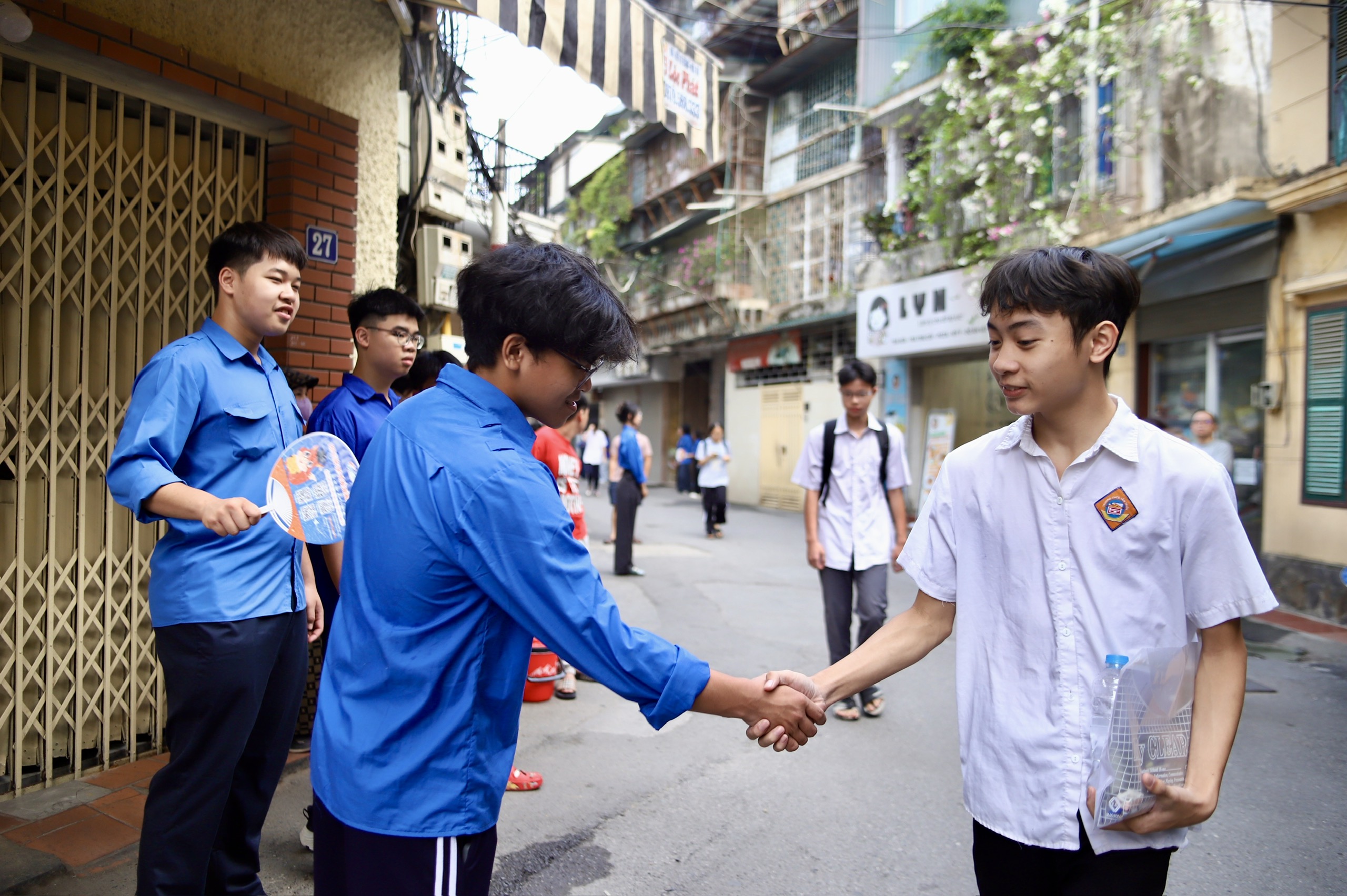 Hình ảnh sĩ tử Hà Nội trước giờ làm bài thi môn Toán lớp 10- Ảnh 9.