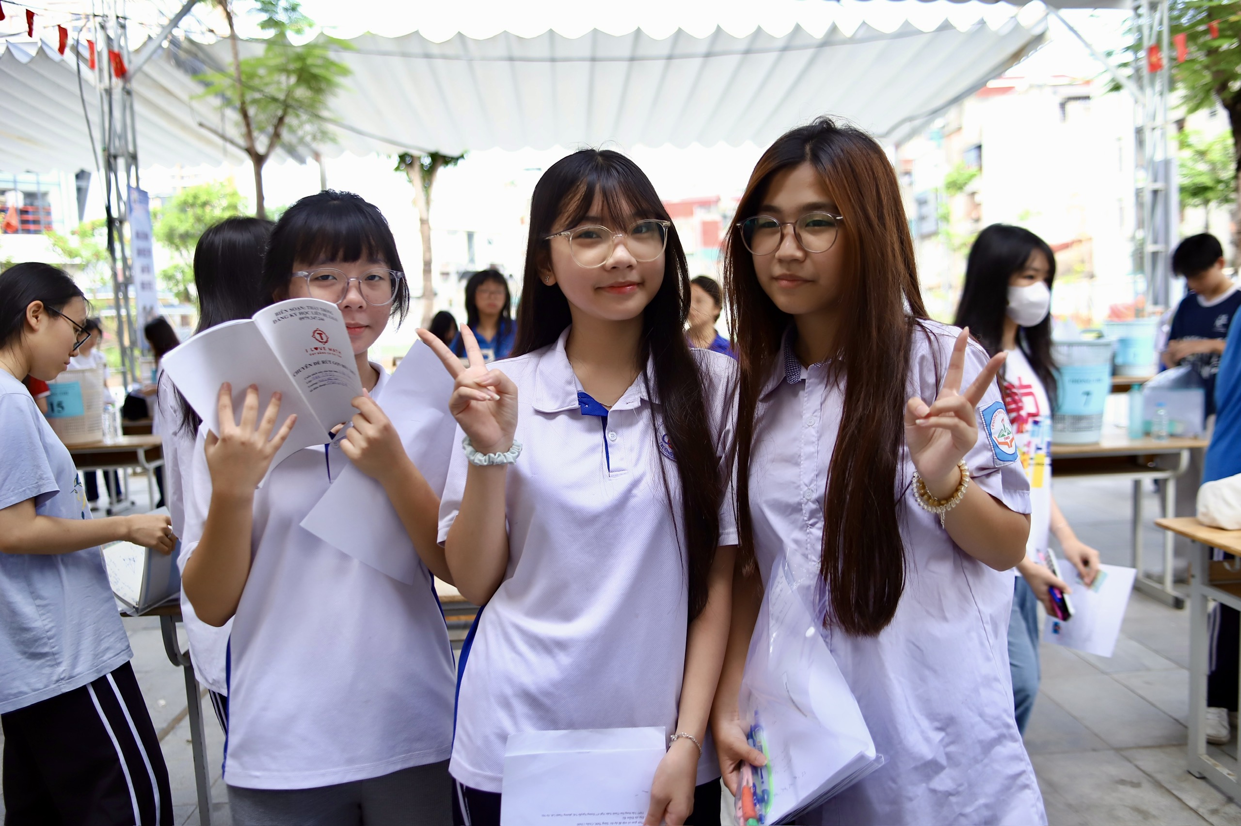 Hình ảnh sĩ tử Hà Nội trước giờ làm bài thi môn Toán lớp 10- Ảnh 10.