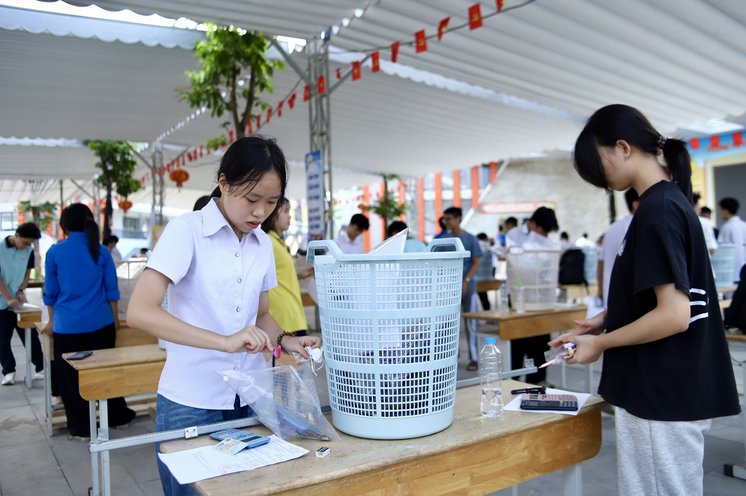 Hình ảnh sĩ tử Hà Nội trước giờ làm bài thi môn Toán lớp 10- Ảnh 7.