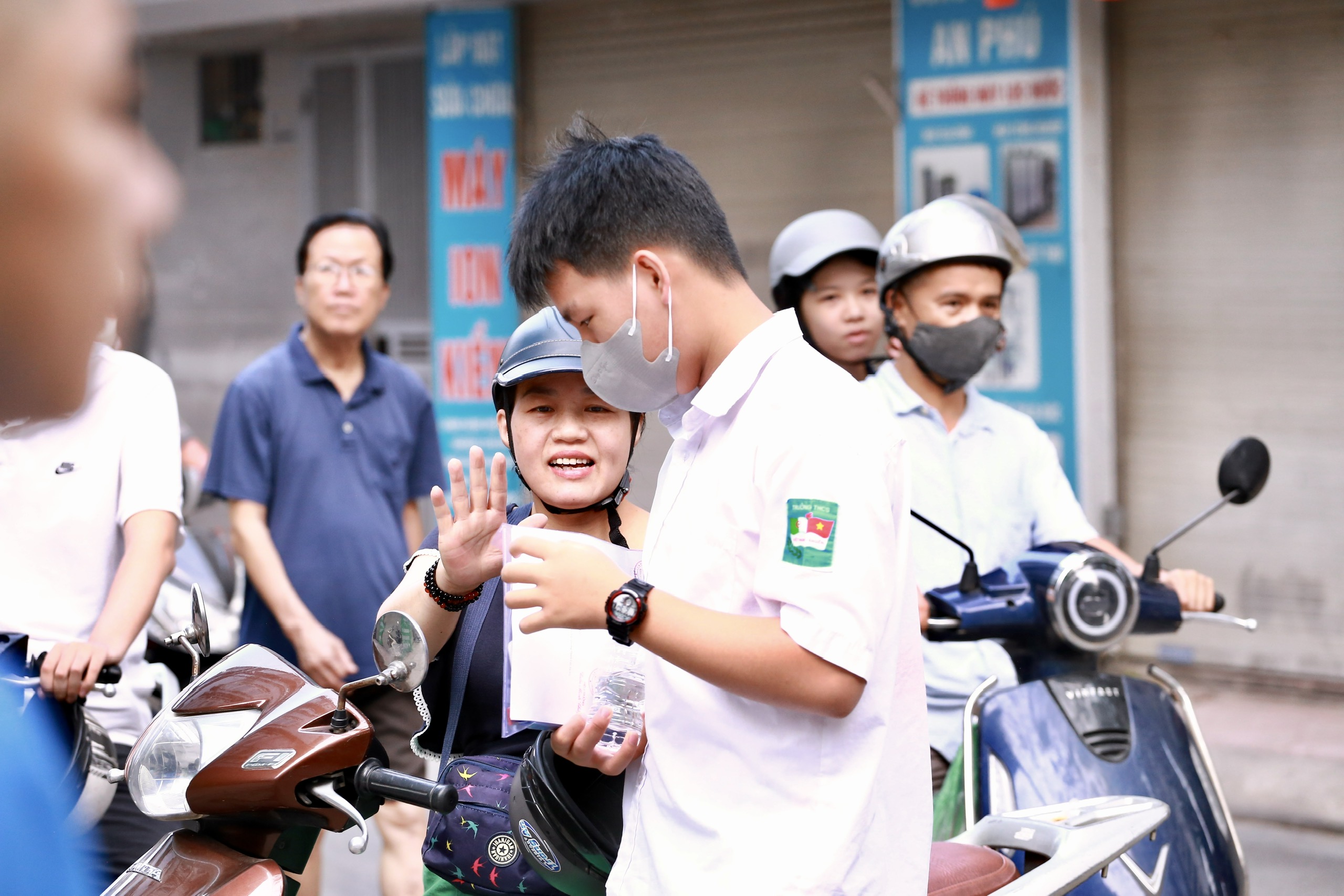 Hình ảnh sĩ tử Hà Nội trước giờ làm bài thi môn Toán lớp 10- Ảnh 2.