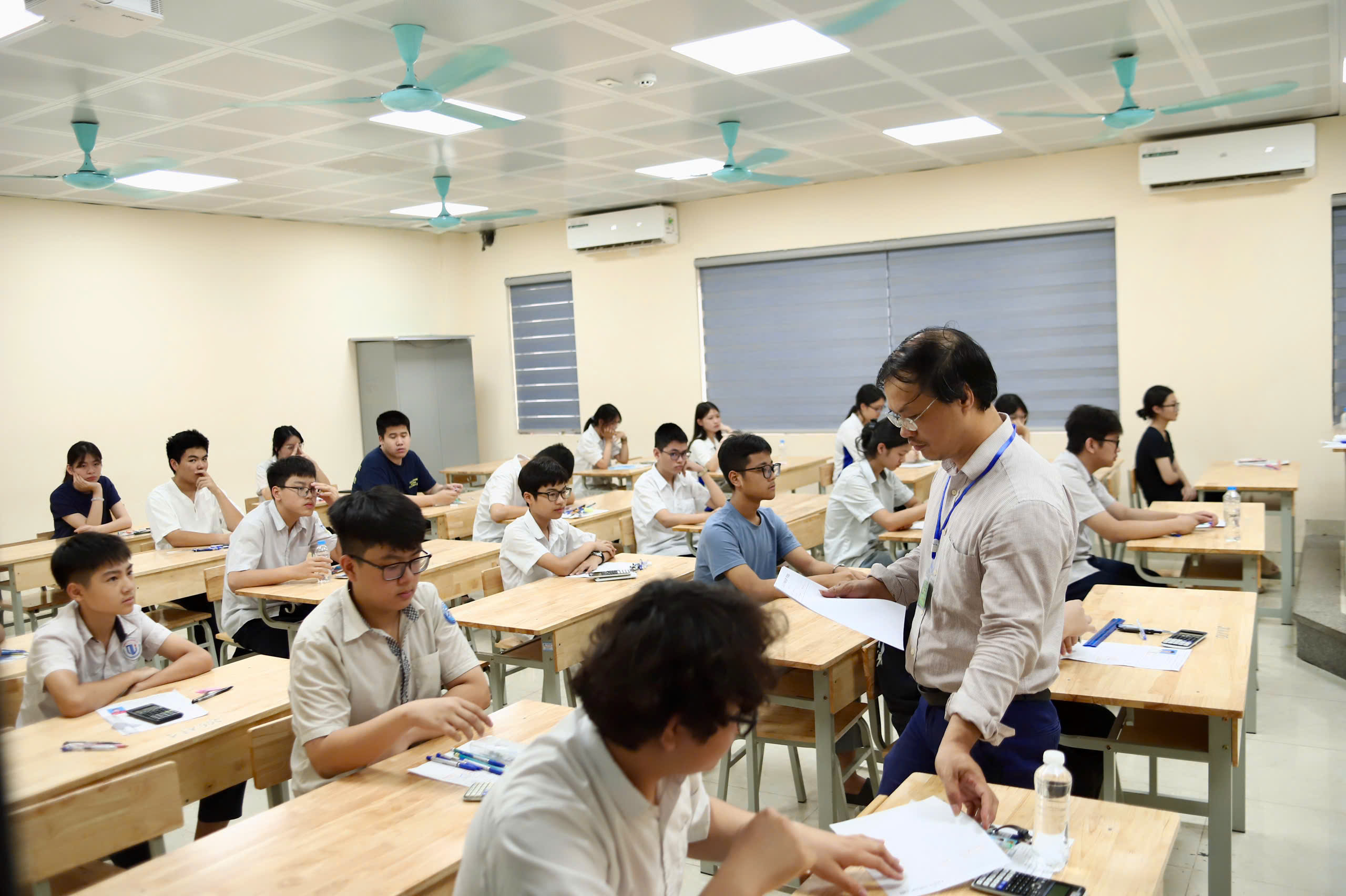 Hình ảnh sĩ tử Hà Nội trước giờ làm bài thi môn Toán lớp 10- Ảnh 15.