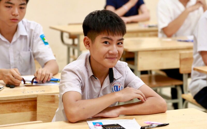 Hình ảnh sĩ tử Hà Nội trước giờ làm bài thi môn Toán lớp 10