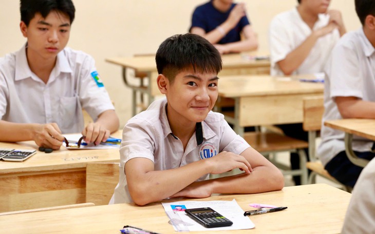 Hình ảnh sĩ tử Hà Nội trước giờ làm bài thi môn Toán lớp 10