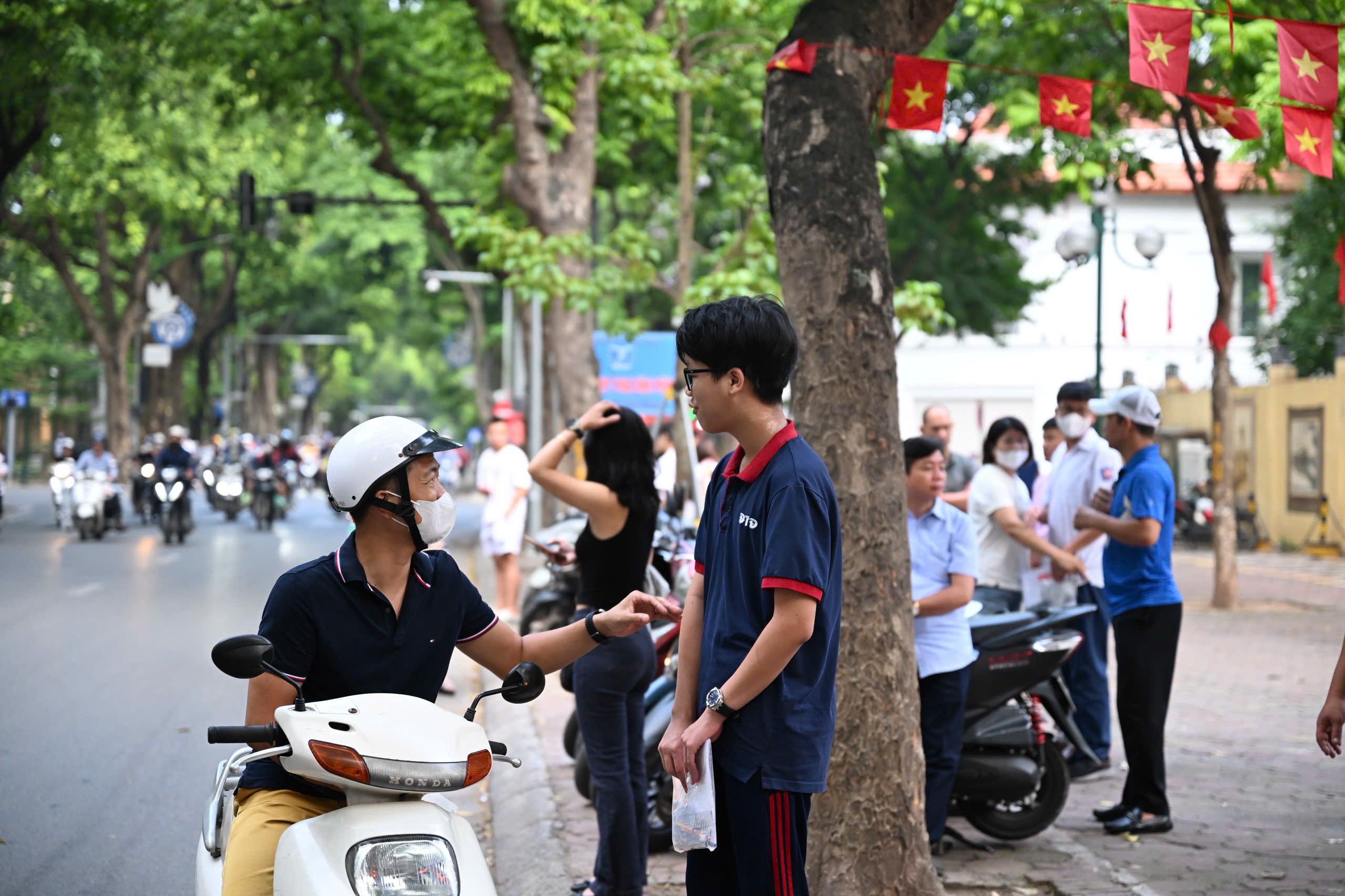 Hình ảnh sĩ tử Hà Nội trước giờ làm bài thi môn Toán lớp 10- Ảnh 3.
