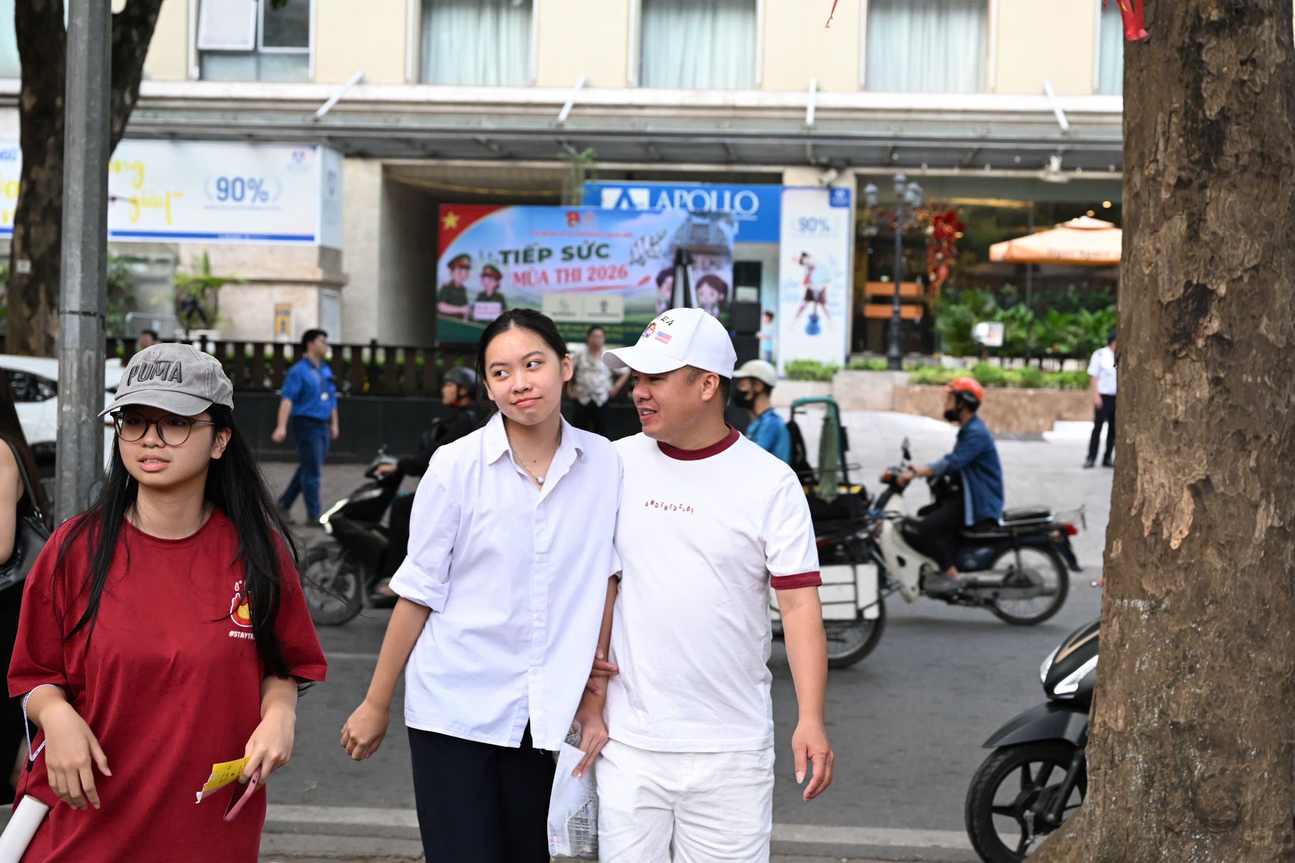 Hình ảnh sĩ tử Hà Nội trước giờ làm bài thi môn Toán lớp 10- Ảnh 4.