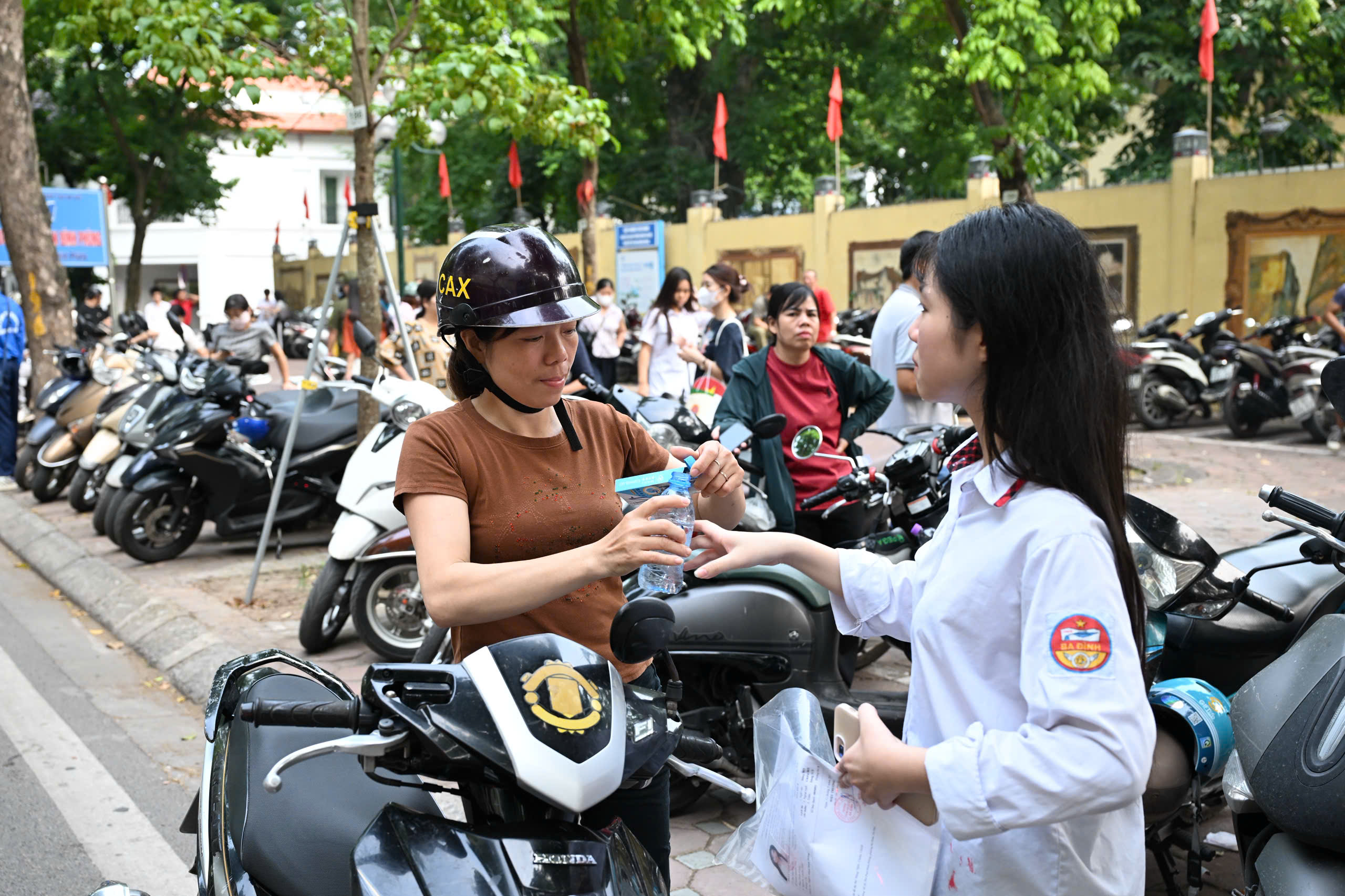 Hình ảnh sĩ tử Hà Nội trước giờ làm bài thi môn Toán lớp 10- Ảnh 5.