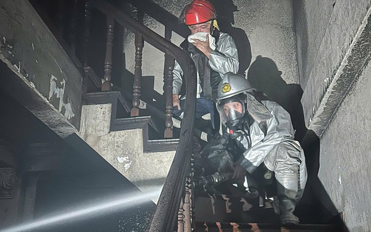 Kịp thời giải cứu ba người mắc kẹt trong đám cháy lúc rạng sáng - Ảnh 3.